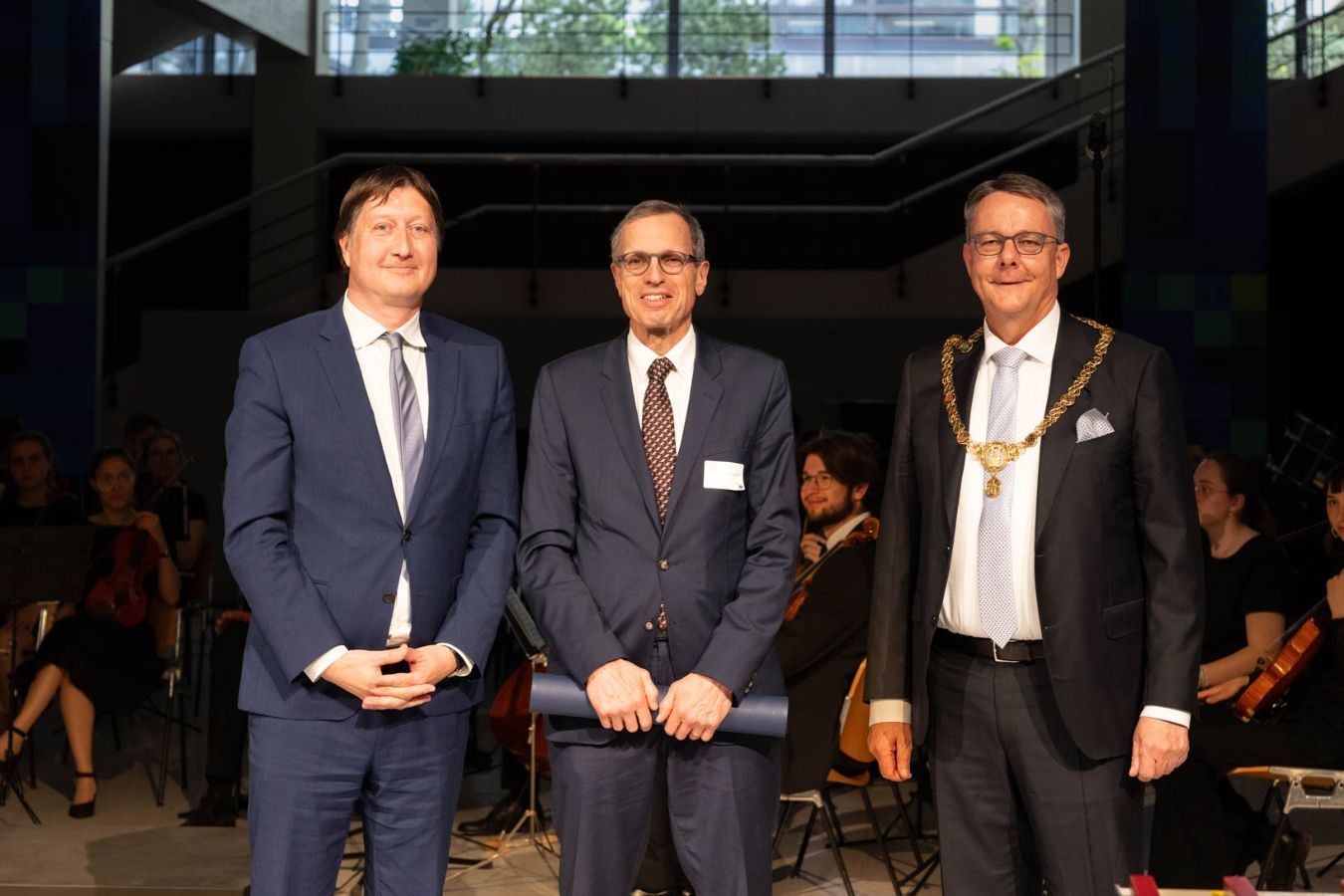 Die Medizinische Fakultät zeichnet Dr. Christian Rahn mit dem diesjährigen Ehrendoktorat aus. Auf dem Bild: Dekan Frank Rühli, Dr. Christian Rahn und Rektor Michael Schaepman (v. li. n. re.).